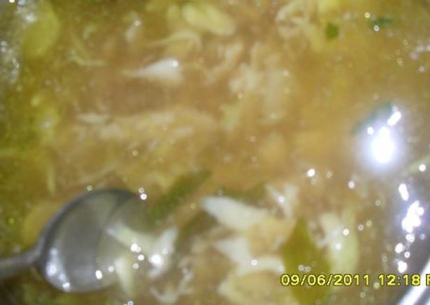 Fotografia przedstawiająca zupa jarzynowa z lanym ciastem
