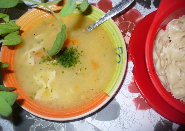 Fotografia przedstawiająca Zupa jarzynowa  z makaronem