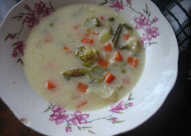 Fotografia przedstawiająca zupa jarzynowa z makaronem