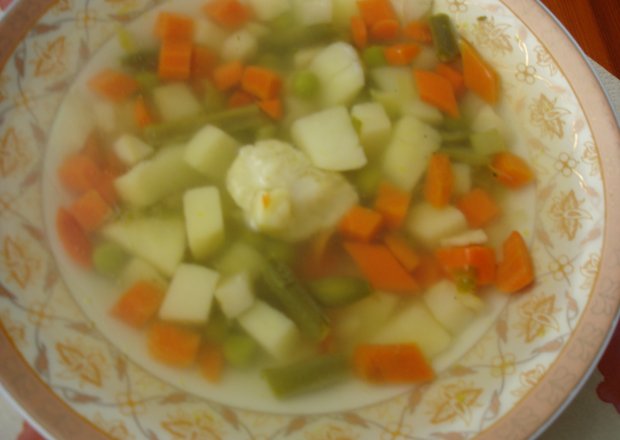 Fotografia przedstawiająca Zupa jarzynowa z mrożonych warzyw.
