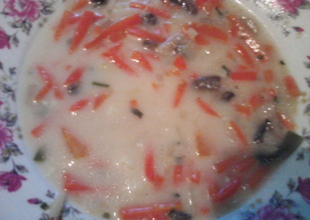 Fotografia przedstawiająca zupa jarzynowa z pieczarkami
