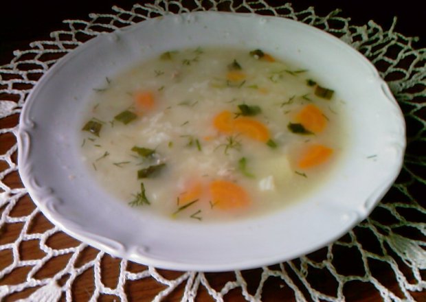 Fotografia przedstawiająca Zupa jarzynowa z ryżem i babką