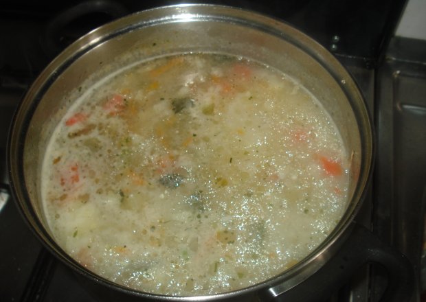 Fotografia przedstawiająca Zupa jarzynowa z ryżem na wywarze ze skrzydełek