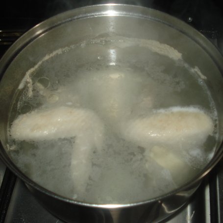 Krok 1 - Zupa jarzynowa z ryżem na wywarze ze skrzydełek foto
