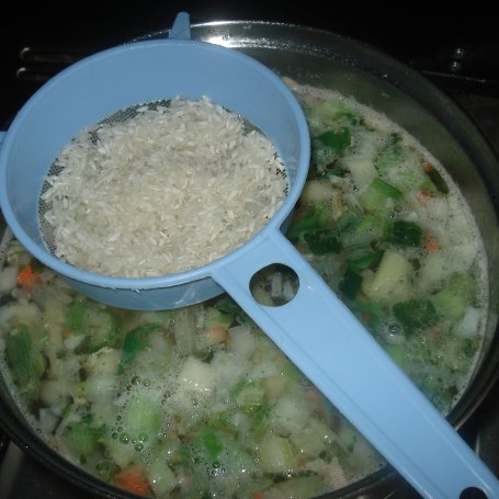Krok 3 - Zupa jarzynowa z ryżem na wywarze ze skrzydełek foto