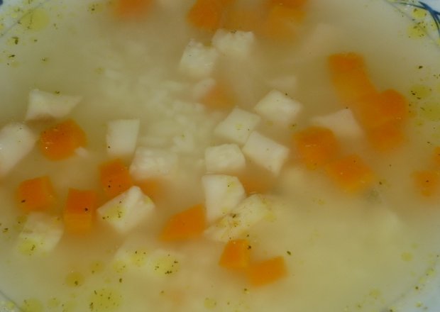Fotografia przedstawiająca Zupa jarzynowa z ryżem