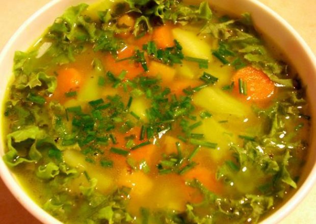 Fotografia przedstawiająca Zupa jarzynowa z sałatą