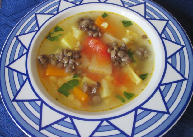 Fotografia przedstawiająca Zupa jarzynowa z soczewicą