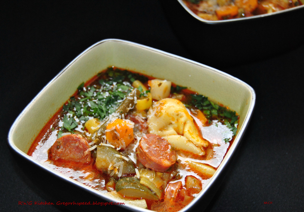 Zupa jarzynowa z tortellini foto