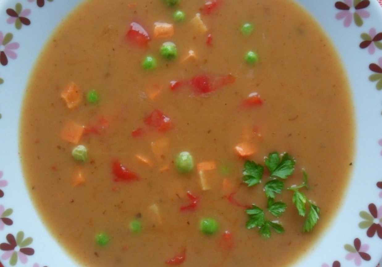 Zupa jarzynowa z zielonym groszkiem foto