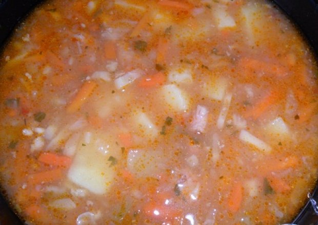 Fotografia przedstawiająca Zupa jarzynowa z ziemniakami i kiełbaską