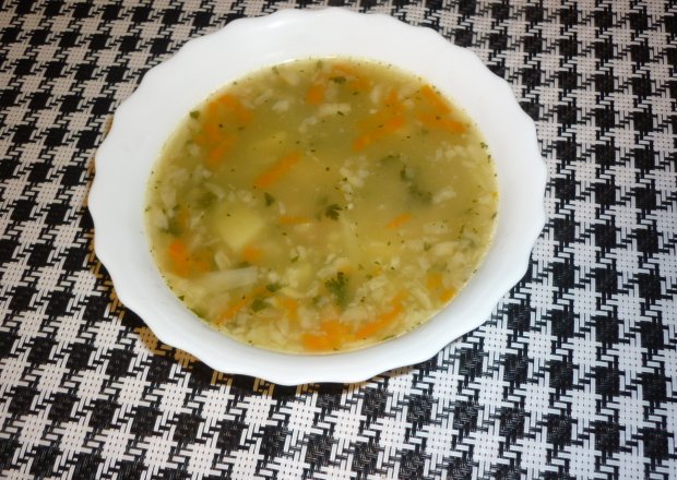 Fotografia przedstawiająca Zupa jarzynowa z ziemniakami i natką