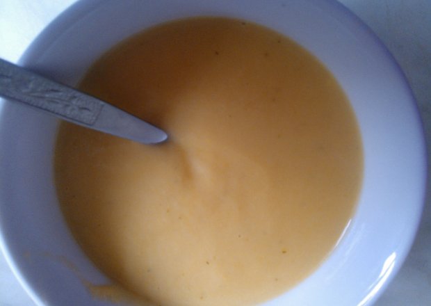 Fotografia przedstawiająca Zupa jarzynowa z żółtkiem