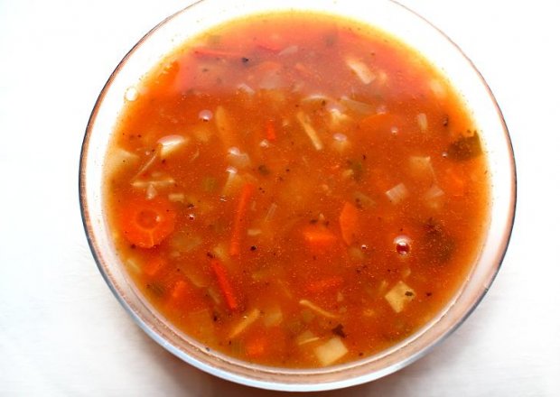 Fotografia przedstawiająca Zupa jarzynowa zaprawiona pomidorami