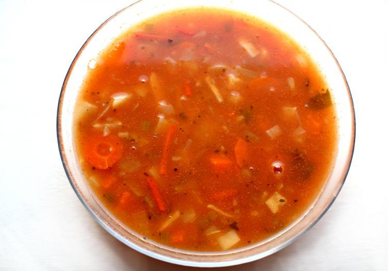 Zupa jarzynowa zaprawiona pomidorami foto