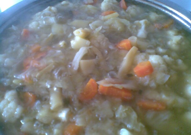 Fotografia przedstawiająca zupa jarzynowa ze świeżych warzyw na żeberkach