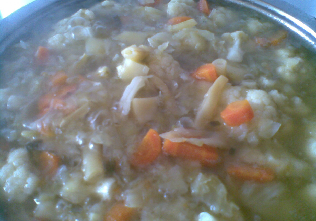 zupa jarzynowa ze świeżych warzyw na żeberkach foto