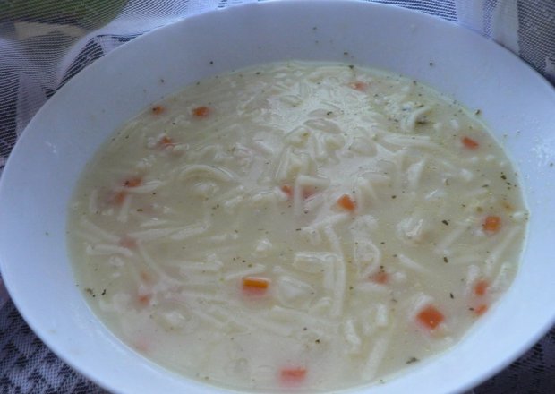Fotografia przedstawiająca Zupa jarzynowo-ziołowa z makaronem
