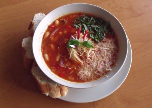 Fotografia przedstawiająca Zupa jesienna z fasolą i makaronem