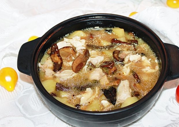 Fotografia przedstawiająca Zupa jesienna z grzybami leśnymi