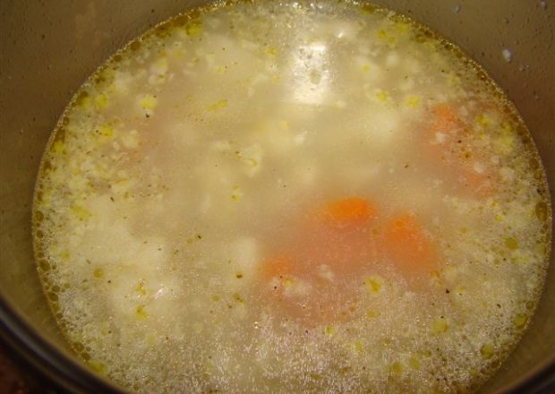 Fotografia przedstawiająca zupa kalafiorowa dla maluszka