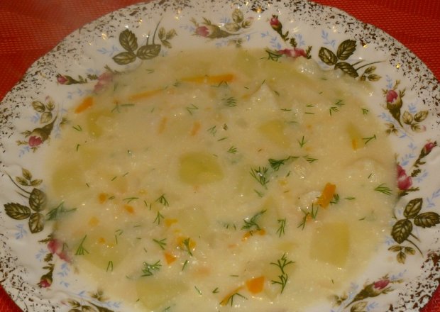 Fotografia przedstawiająca Zupa kalafiorowa na wywarze warzywnym