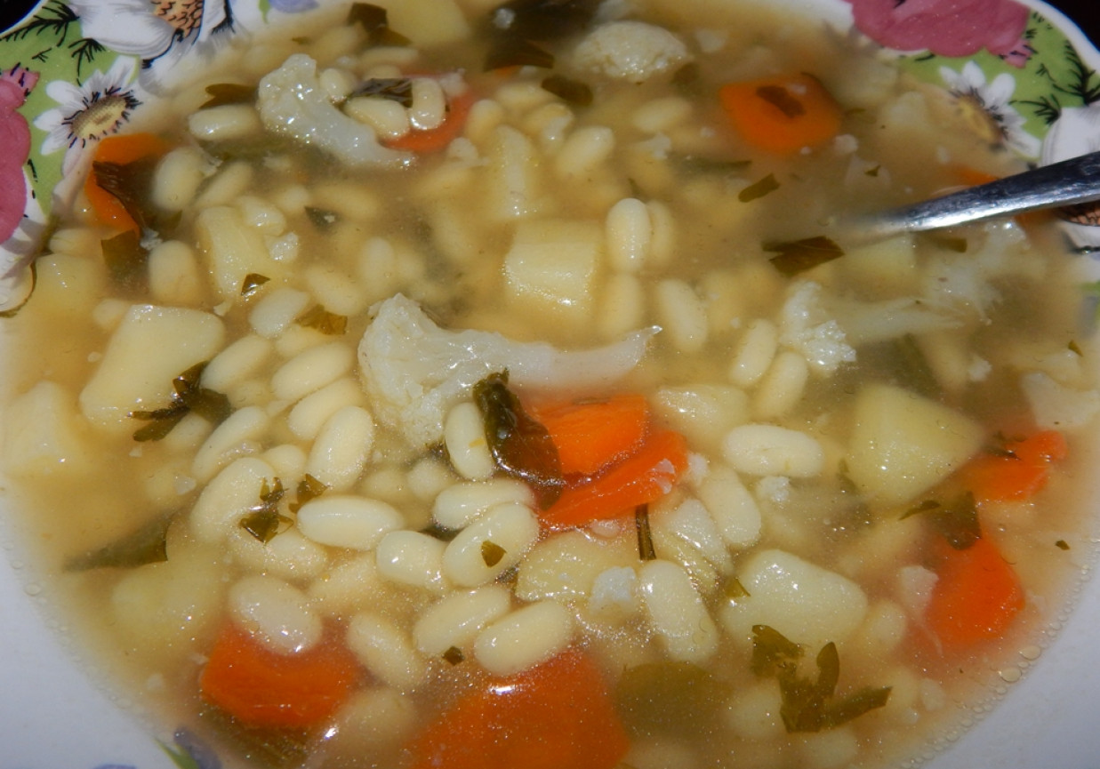 Zupa kalafiorowa z białą fasolką  foto