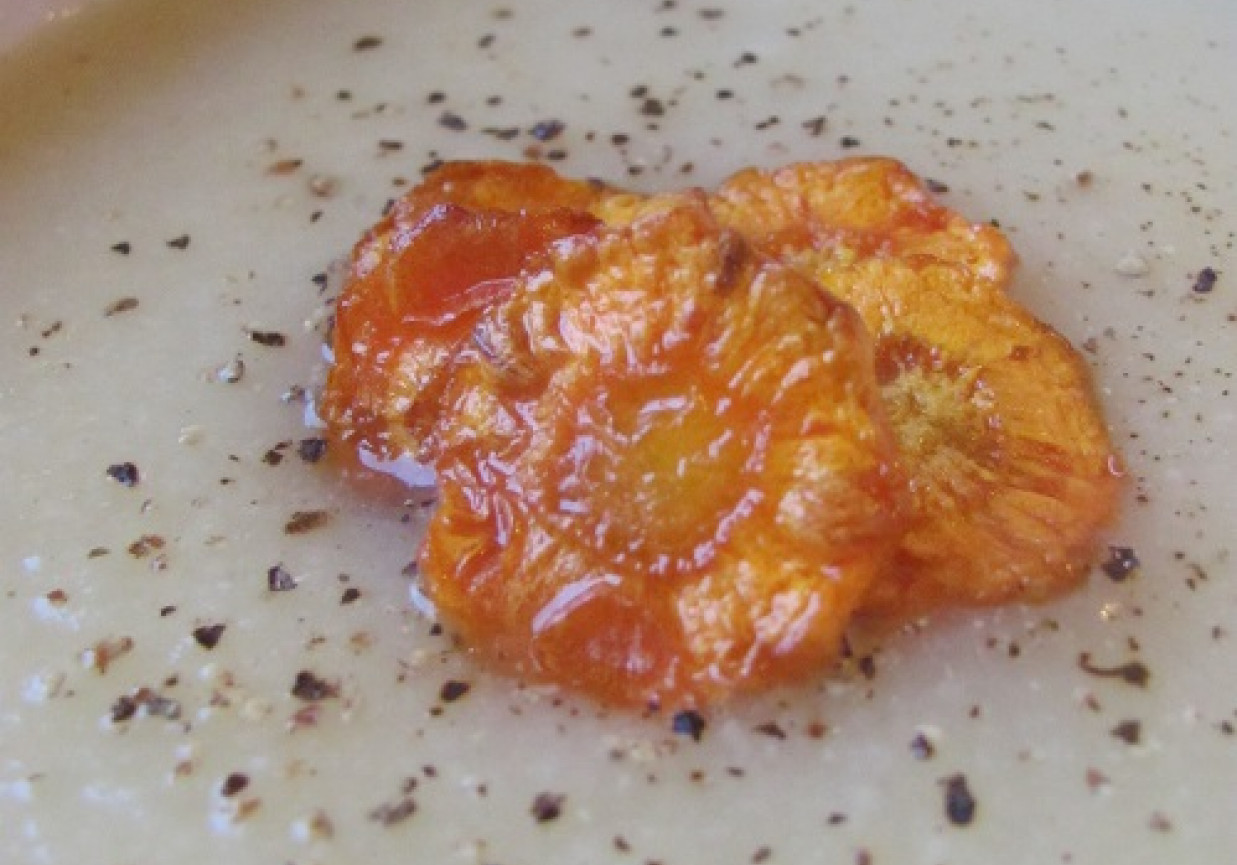 Zupa kalafiorowa z chipsami marchewkowymi. foto