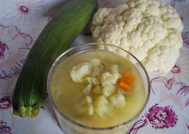 Fotografia przedstawiająca Zupa kalafiorowa z cukinią i kaszą jaglaną