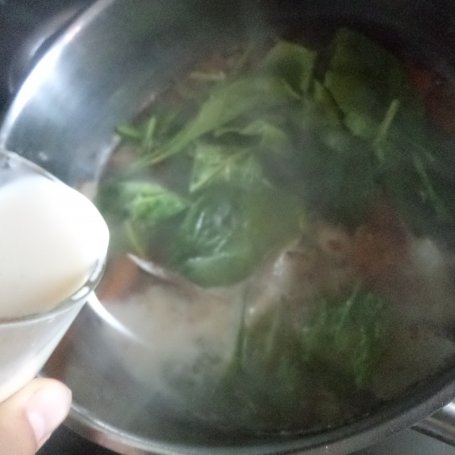 Krok 4 - Zupa kalafiorowa z dodatkiem swieżego szpinaku- cebulką zieloną wzbogacona:) foto
