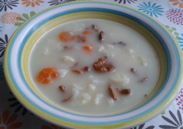 Fotografia przedstawiająca Zupa kalafiorowa z kurkami