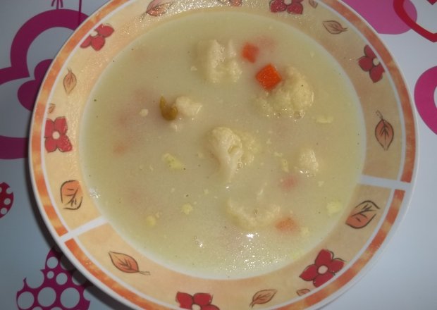 Fotografia przedstawiająca Zupa kalafiorowa z marchewką i groszkiem