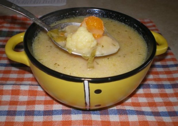 Fotografia przedstawiająca Zupa kalafiorowa z marchewką