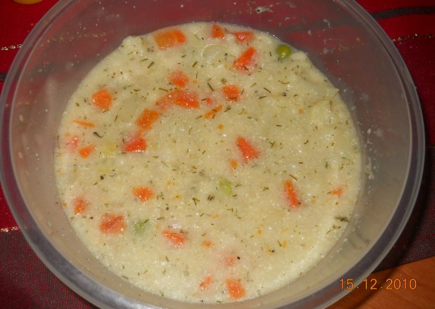 Fotografia przedstawiająca zupa kalafiorowa z marchewką