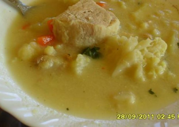 Fotografia przedstawiająca zupa kalafiorowa z miesem