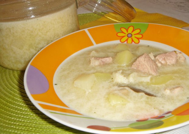 Fotografia przedstawiająca Zupa kalafiorowa z mięsną wkładką