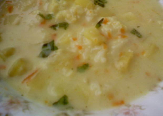Fotografia przedstawiająca Zupa kalafiorowa z młodymi ziemniakami