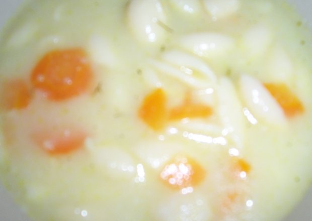 Fotografia przedstawiająca zupa kalafiorowa z muszelkami