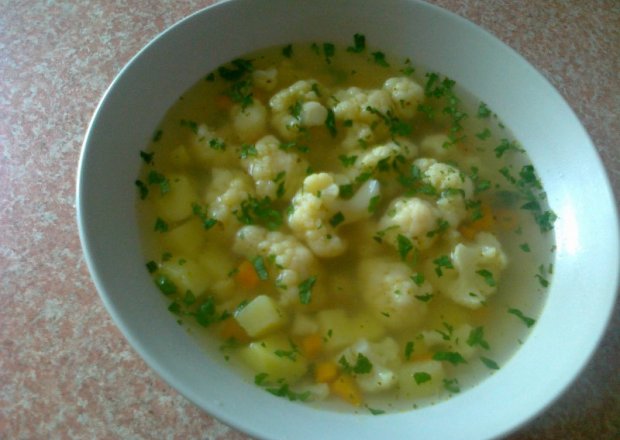 Fotografia przedstawiająca Zupa kalafiorowa z pietruszką i ziemniakami