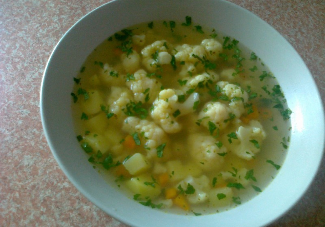 Zupa kalafiorowa z pietruszką i ziemniakami foto