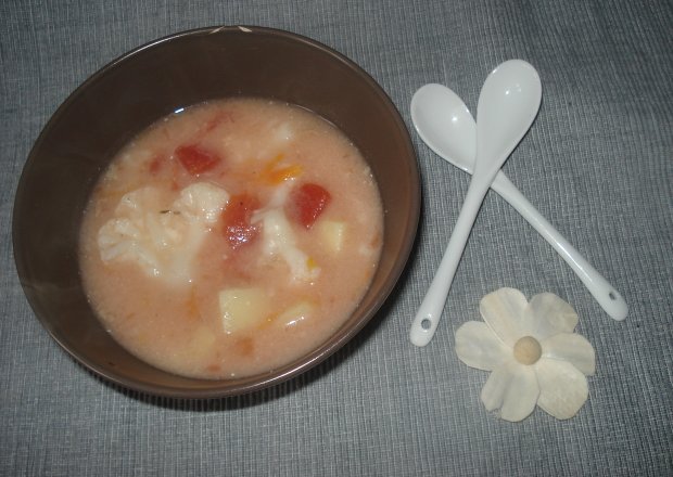 Fotografia przedstawiająca Zupa kalafiorowa z pomidorami z puszki