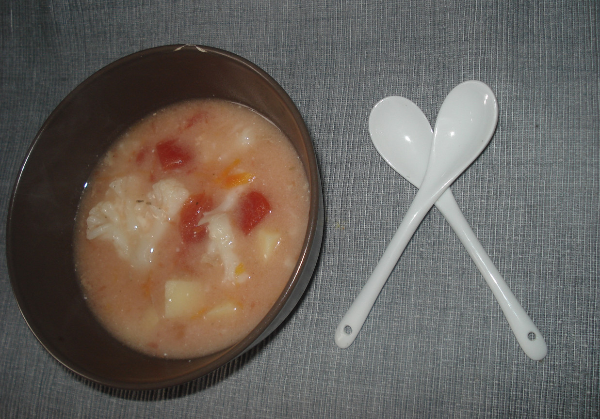 Zupa kalafiorowa z pomidorami z puszki foto