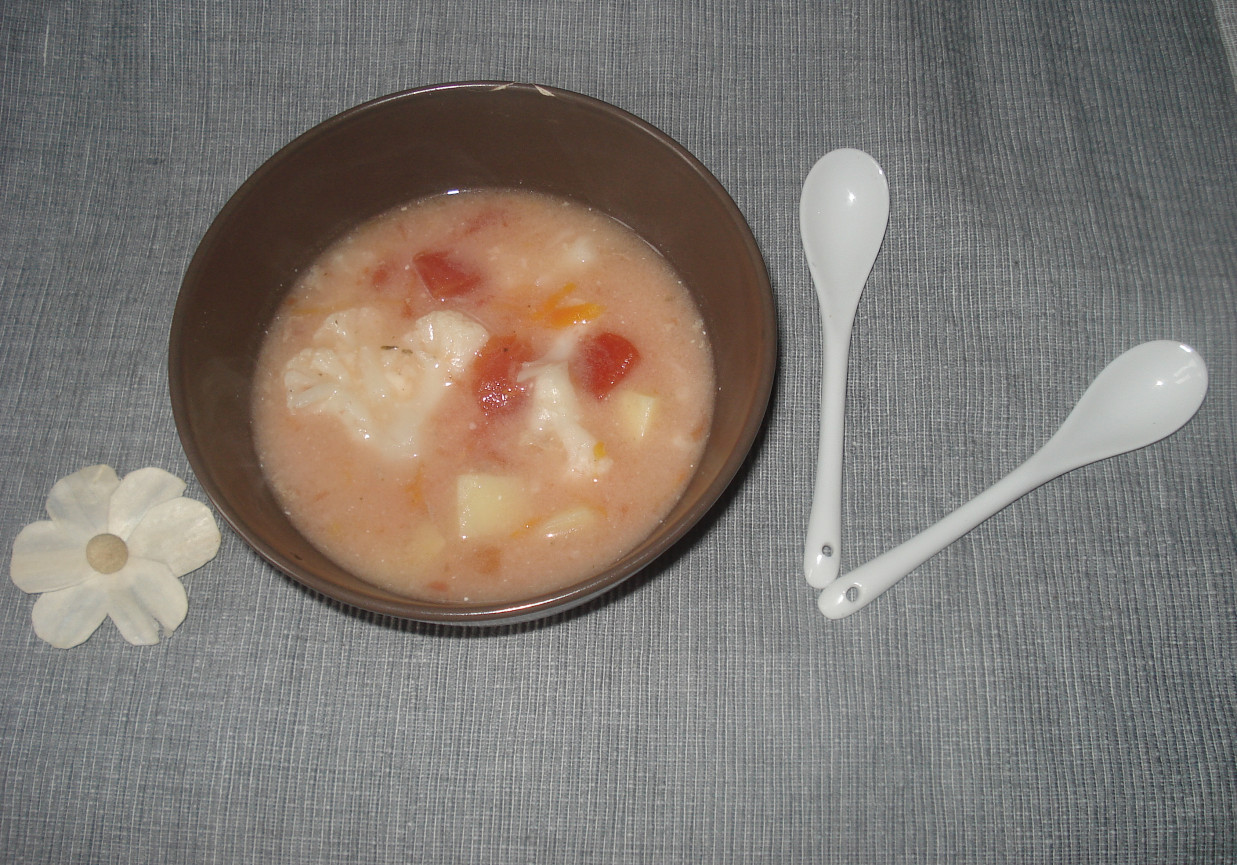 Zupa kalafiorowa z pomidorami z puszki foto