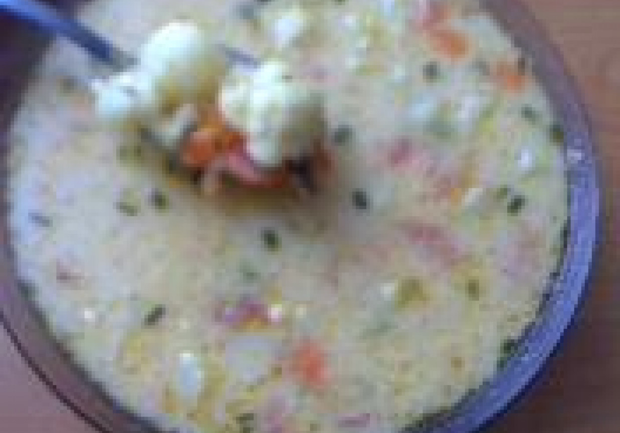 Zupa kalafiorowa z pomidorem i groszkiem foto