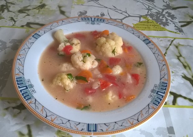 Fotografia przedstawiająca Zupa kalafiorowa z pomidorem
