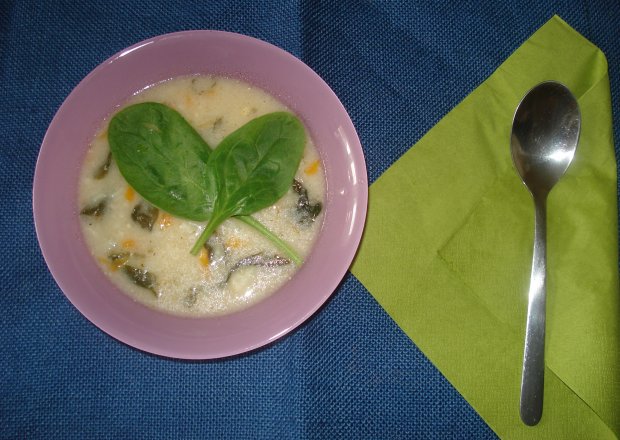 Fotografia przedstawiająca Zupa kalafiorowa z ryzem i świeżym szpiankiem