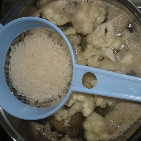Krok 3 - Zupa kalafiorowa z ryzem i świeżym szpiankiem foto
