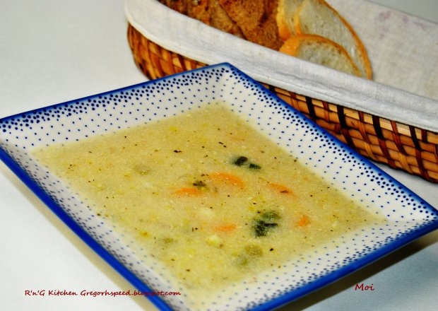 Fotografia przedstawiająca Zupa kalafiorowa z ryżem i ziemniakami