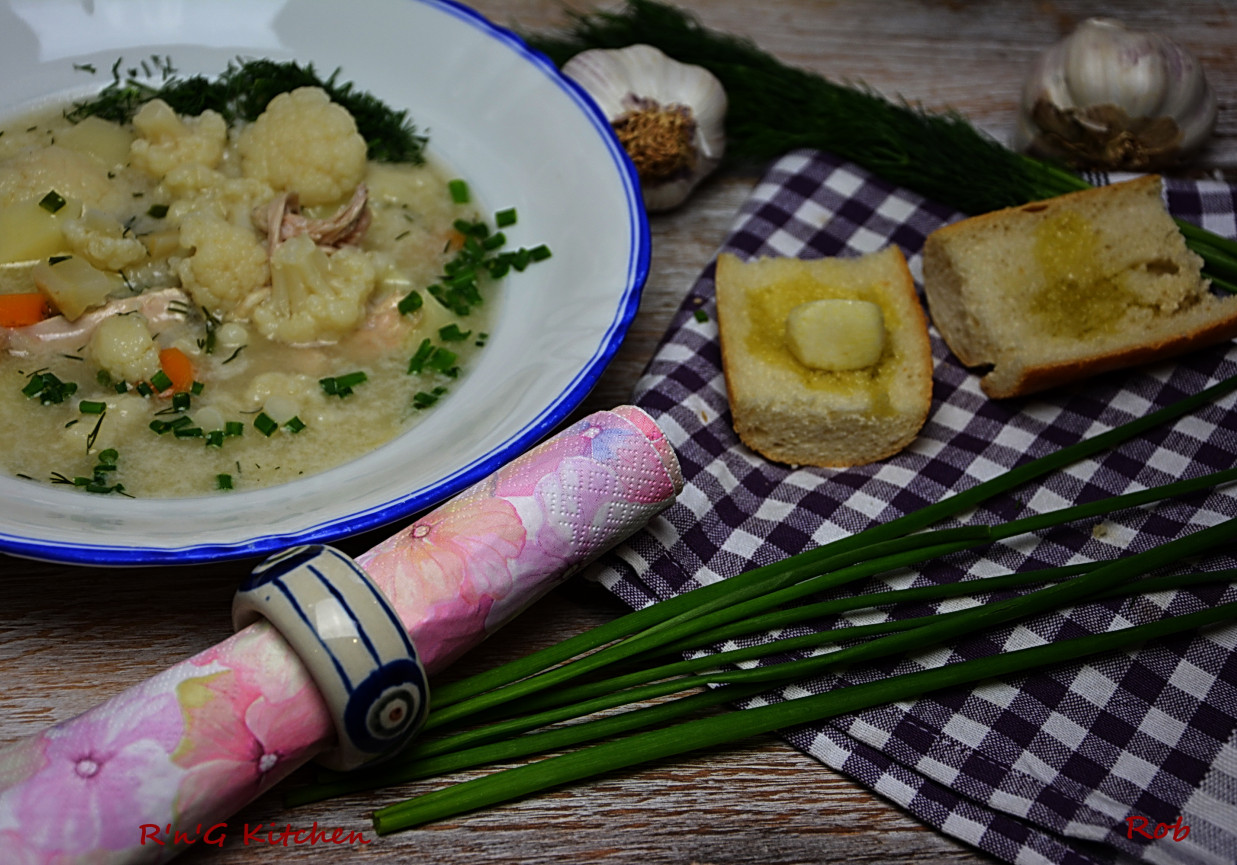 Zupa kalafiorowa z ryżem na skrzydełkach indyczych foto