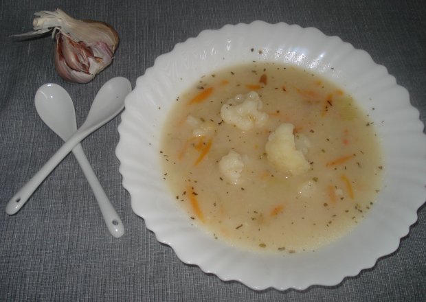 Fotografia przedstawiająca Zupa kalafiorowa  z soczewicą i porą